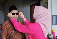 Calon Walikota Madiun, Inda Raya beri kacamata gratis dan support moral penyandang tunanetra Kota Madiun. Foto : istimewa