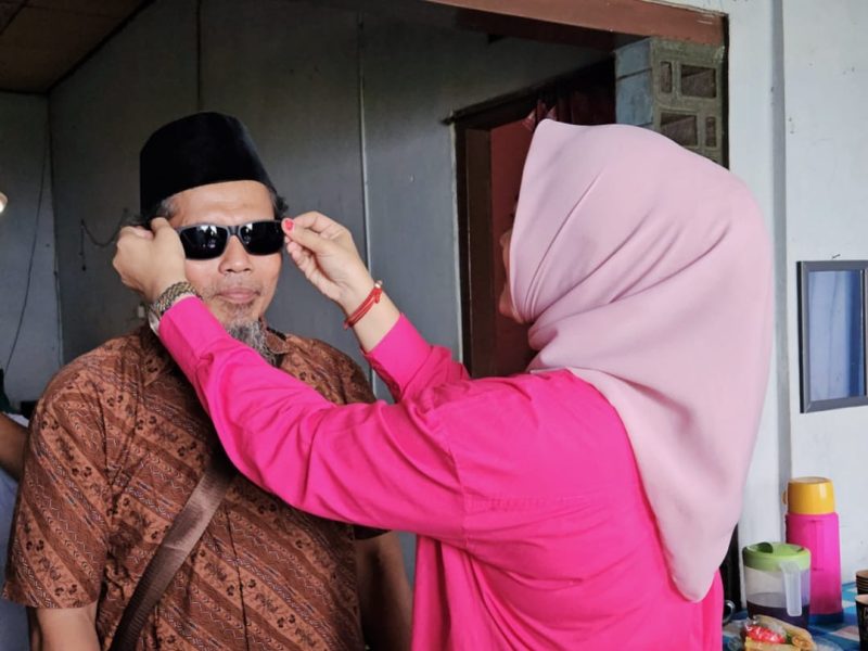 Calon Walikota Madiun, Inda Raya beri kacamata gratis dan support moral penyandang tunanetra Kota Madiun. Foto : istimewa