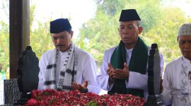 Calon Walikota Madiun, Maidi, berziarah ke makam tokoh-tokoh penting Kota Madiun. Foto : istimewa 