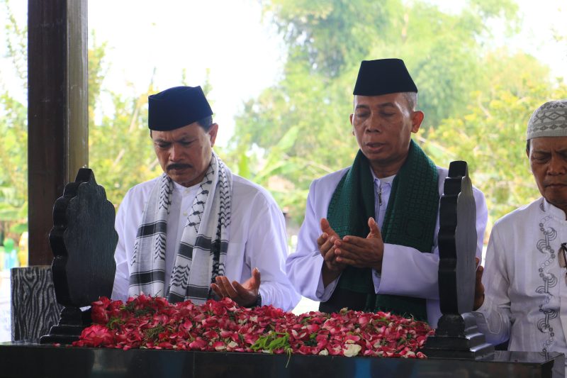 Calon Walikota Madiun, Maidi, berziarah ke makam tokoh-tokoh penting Kota Madiun. Foto : istimewa 