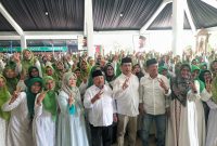 Anggota Muslimat se-Kabupaten Madiun berfoto bersama usai deklarasi mendukung Paslon nomor urut 2, Hari Wuryanto-Purnomo Hadi, di kediaman seniman Kirun, Selasa (12/11/2024).