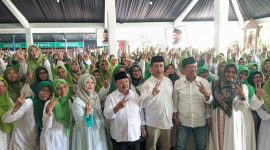 Anggota Muslimat se-Kabupaten Madiun berfoto bersama usai deklarasi mendukung Paslon nomor urut 2, Hari Wuryanto-Purnomo Hadi, di kediaman seniman Kirun, Selasa (12/11/2024).