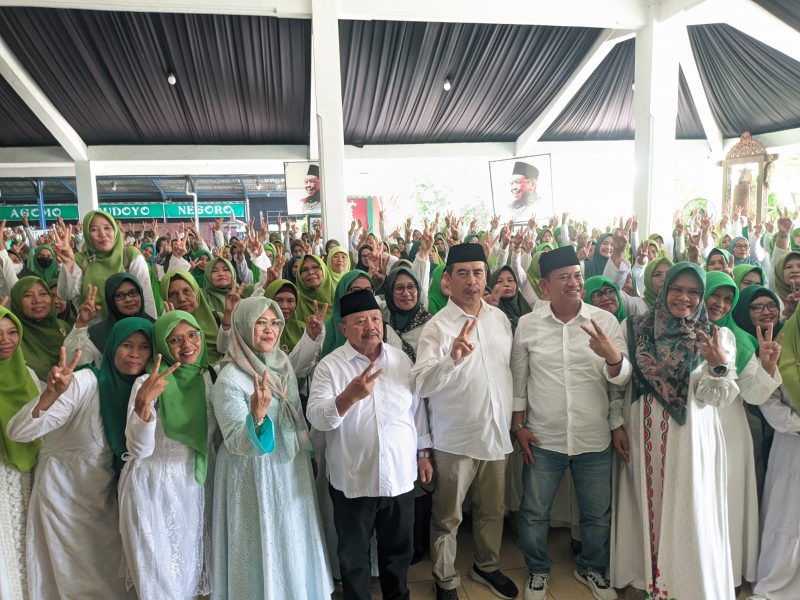 Anggota Muslimat se-Kabupaten Madiun berfoto bersama usai deklarasi mendukung Paslon nomor urut 2, Hari Wuryanto-Purnomo Hadi, di kediaman seniman Kirun, Selasa (12/11/2024).