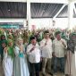 Anggota Muslimat se-Kabupaten Madiun berfoto bersama usai deklarasi mendukung Paslon nomor urut 2, Hari Wuryanto-Purnomo Hadi, di kediaman seniman Kirun, Selasa (12/11/2024).