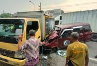 Kecelakaan lalu lintas melibatkan truk boks bernomor polisi AE 9271 B dengan minibus Toyota Kijang dengan nomor polisi AE 1855 BM, di Madiun, Kamis (14/11/2024) sore.