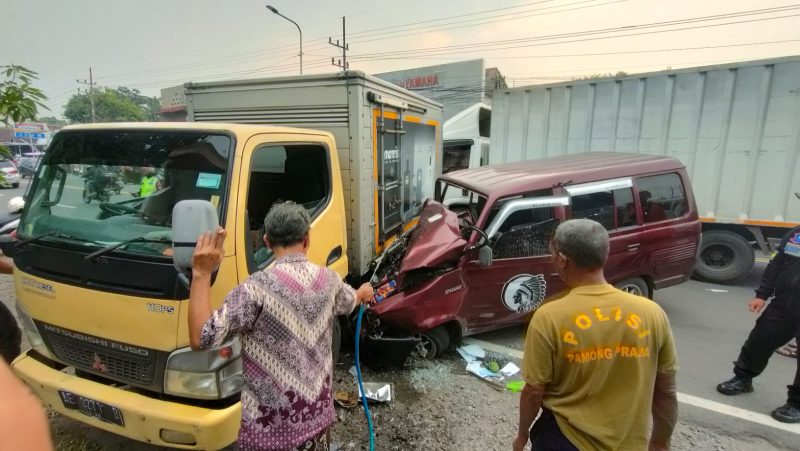 Kecelakaan lalu lintas melibatkan truk boks bernomor polisi AE 9271 B dengan minibus Toyota Kijang dengan nomor polisi AE 1855 BM, di Madiun, Kamis (14/11/2024) sore.
