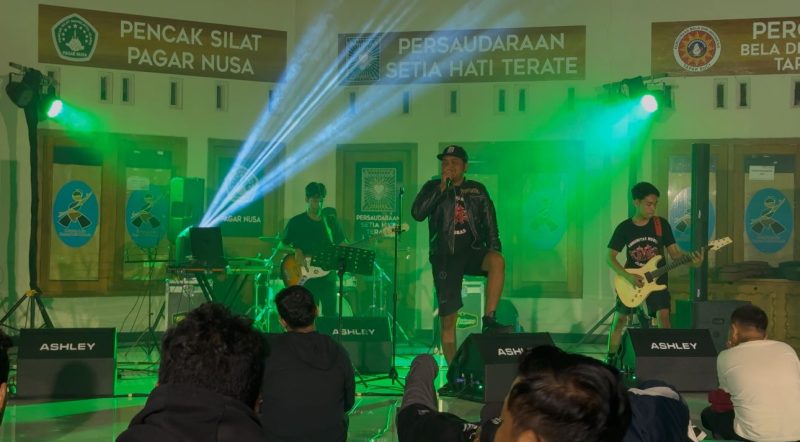 Pentas musik Legendaris di Gedung Kampung Pesilat, Kabupaten Madiun memperingati Hari Pahlawan.