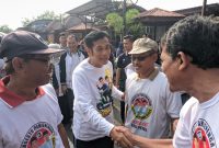 Calon Walikota Madiun nomor urut 3, Bonie Laksmana tampak menyalami masyarakat yang telah menunggu kehadiran Paslon BONUS di lapangan Sogaten, Sabtu (23/11/2024) pagi.