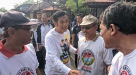 Calon Walikota Madiun nomor urut 3, Bonie Laksmana tampak menyalami masyarakat yang telah menunggu kehadiran Paslon BONUS di lapangan Sogaten, Sabtu (23/11/2024) pagi.