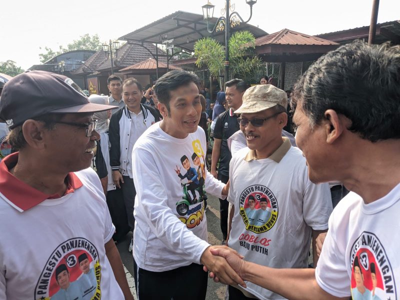 Calon Walikota Madiun nomor urut 3, Bonie Laksmana tampak menyalami masyarakat yang telah menunggu kehadiran Paslon BONUS di lapangan Sogaten, Sabtu (23/11/2024) pagi.