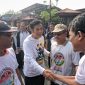 Calon Walikota Madiun nomor urut 3, Bonie Laksmana tampak menyalami masyarakat yang telah menunggu kehadiran Paslon BONUS di lapangan Sogaten, Sabtu (23/11/2024) pagi.