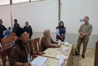 Komisioner Bawaslu Kabupaten Madiun, Teja Rasa Adhi Wardana, memantau pelaksanaan Pilkada Kabupaten Madiun di TPS 012 Dusun Kandangan, Desa Kare, yang merupakan TPS tertinggi di Kabupaten Madiun, Rabu (27/11/2024).