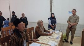 Komisioner Bawaslu Kabupaten Madiun, Teja Rasa Adhi Wardana, memantau pelaksanaan Pilkada Kabupaten Madiun di TPS 012 Dusun Kandangan, Desa Kare, yang merupakan TPS tertinggi di Kabupaten Madiun, Rabu (27/11/2024).