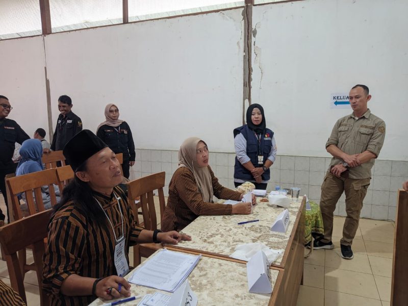 Komisioner Bawaslu Kabupaten Madiun, Teja Rasa Adhi Wardana, memantau pelaksanaan Pilkada Kabupaten Madiun di TPS 012 Dusun Kandangan, Desa Kare, yang merupakan TPS tertinggi di Kabupaten Madiun, Rabu (27/11/2024).