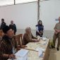 Komisioner Bawaslu Kabupaten Madiun, Teja Rasa Adhi Wardana, memantau pelaksanaan Pilkada Kabupaten Madiun di TPS 012 Dusun Kandangan, Desa Kare, yang merupakan TPS tertinggi di Kabupaten Madiun, Rabu (27/11/2024).