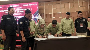 Penandatanganan hasil rekapitulasi KPU Kota Madiun untuk Pilkada Kota Madiun, Rabu (4/12/2024).