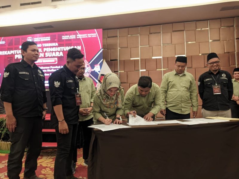 Penandatanganan hasil rekapitulasi KPU Kota Madiun untuk Pilkada Kota Madiun, Rabu (4/12/2024).