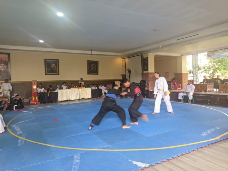 Turnamen pencak silat Tunas Muda Cup (TMC) ketiga digelar di Sasana Kridha Mulya, Babadan Lor, Kecamatan Balerejo, Kabupaten Madiun, Minggu (15/12/2024)