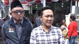 Ketua Bawaslu Kota Madiun, Wahyu Sesar Tri Sulistiyo Nugroho (kanan) didampingi Komisioner Bawaslu Kota Madiun, Mohda Alfian pantau pelaksanaan PSU di TPS 10 Kelurahan Taman, Kecamatan Taman, Kota Madiun, Minggu (1/12/2024) pagi.