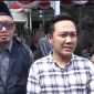 Ketua Bawaslu Kota Madiun, Wahyu Sesar Tri Sulistiyo Nugroho (kanan) didampingi Komisioner Bawaslu Kota Madiun, Mohda Alfian pantau pelaksanaan PSU di TPS 10 Kelurahan Taman, Kecamatan Taman, Kota Madiun, Minggu (1/12/2024) pagi.