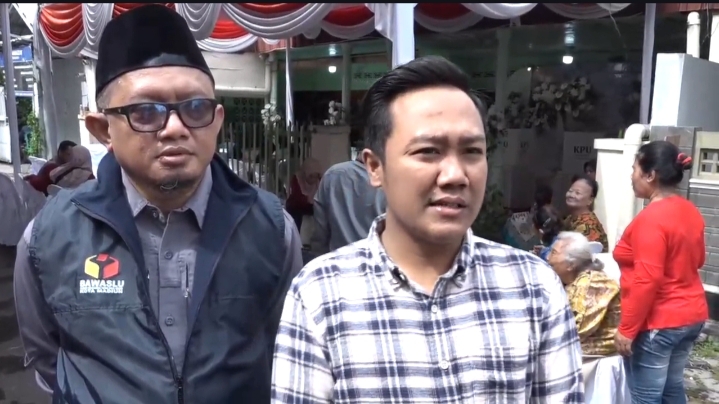 Ketua Bawaslu Kota Madiun, Wahyu Sesar Tri Sulistiyo Nugroho (kanan) didampingi Komisioner Bawaslu Kota Madiun, Mohda Alfian pantau pelaksanaan PSU di TPS 10 Kelurahan Taman, Kecamatan Taman, Kota Madiun, Minggu (1/12/2024) pagi.