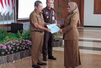 Simbolis penandatanganan dan penyerahan pakta integritas Kepala Desa.