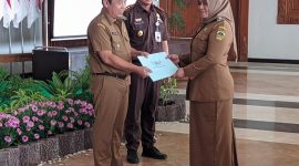 Simbolis penandatanganan dan penyerahan pakta integritas Kepala Desa.