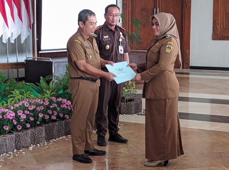 Simbolis penandatanganan dan penyerahan pakta integritas Kepala Desa.