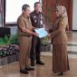 Simbolis penandatanganan dan penyerahan pakta integritas Kepala Desa.