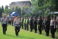 Kapolres Madiun AKBP Muhammad Ridwan cek kesiapan pasukan dalam Apel Gelar Pasukan untuk Operasi Lilin Semeru 2024 di Mapolres Madiun, Jumat (20/12/2024). Foto : Humas Polres Madiun