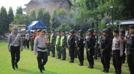 Kapolres Madiun AKBP Muhammad Ridwan cek kesiapan pasukan dalam Apel Gelar Pasukan untuk Operasi Lilin Semeru 2024 di Mapolres Madiun, Jumat (20/12/2024). Foto : Humas Polres Madiun