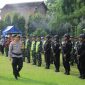 Kapolres Madiun AKBP Muhammad Ridwan cek kesiapan pasukan dalam Apel Gelar Pasukan untuk Operasi Lilin Semeru 2024 di Mapolres Madiun, Jumat (20/12/2024). Foto : Humas Polres Madiun