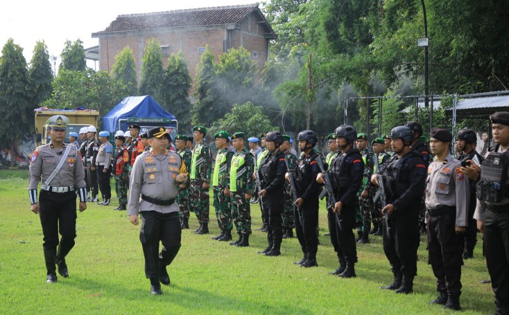 Kapolres Madiun AKBP Muhammad Ridwan cek kesiapan pasukan dalam Apel Gelar Pasukan untuk Operasi Lilin Semeru 2024 di Mapolres Madiun, Jumat (20/12/2024). Foto : Humas Polres Madiun