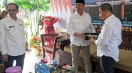 Pj Bupati Madiun Tontro Pahlawanto menyerahkan dokumen RPJMD Teknokratik kepada Hari Wuryanto, Bupati Madiun terpilih yang akan ditetapkan oleh KPU Kabupaten Madiun pada Kamis (9/1/2025).