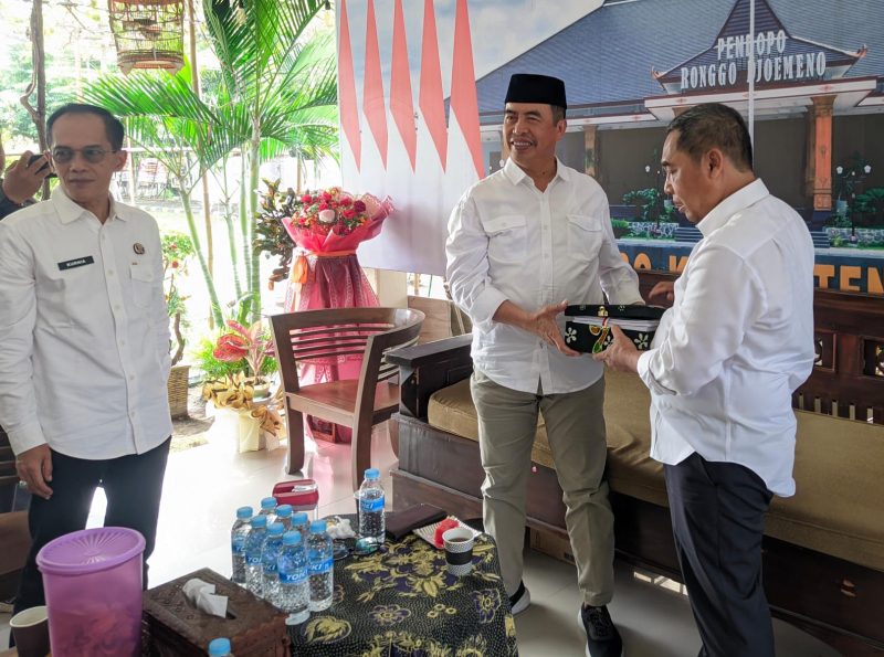 Pj Bupati Madiun Tontro Pahlawanto menyerahkan dokumen RPJMD Teknokratik kepada Hari Wuryanto, Bupati Madiun terpilih yang akan ditetapkan oleh KPU Kabupaten Madiun pada Kamis (9/1/2025).