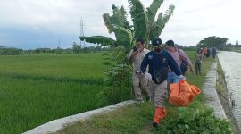 Petugas membawa jasad bayi yang ditemukan mengapung di sungai Sono untuk dilakukan otopsi. Foto: istimewa 