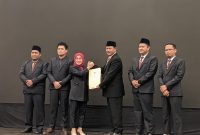 Ketua KPU Kota Madiun Pita Anjarsari menyerahkan hasil putusan Pleno Terbuka kepada Calon Walikota Madiun terpilih Maidi.