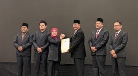 Ketua KPU Kota Madiun Pita Anjarsari menyerahkan hasil putusan Pleno Terbuka kepada Calon Walikota Madiun terpilih Maidi.