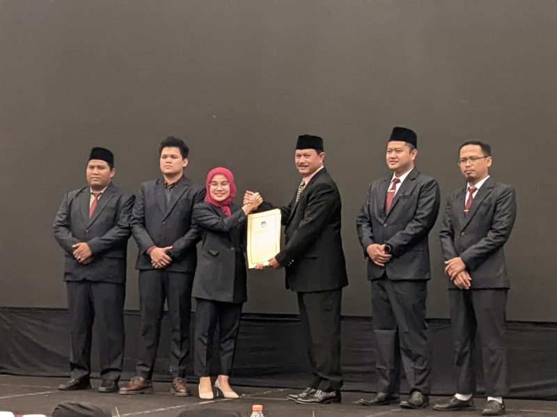 Ketua KPU Kota Madiun Pita Anjarsari menyerahkan hasil putusan Pleno Terbuka kepada Calon Walikota Madiun terpilih Maidi.