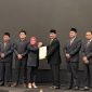 Ketua KPU Kota Madiun Pita Anjarsari menyerahkan hasil putusan Pleno Terbuka kepada Calon Walikota Madiun terpilih Maidi.
