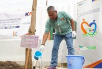 Vice President KAI Daop 7 Madiun Suharjono melakukan simbolis tanam pohon, Jumat (10/1/2025)