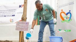 Vice President KAI Daop 7 Madiun Suharjono melakukan simbolis tanam pohon, Jumat (10/1/2025)