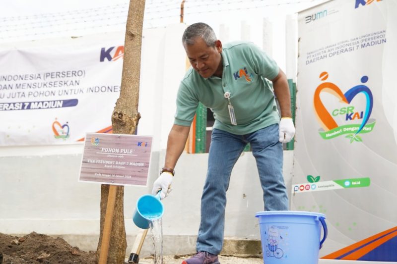 Vice President KAI Daop 7 Madiun Suharjono melakukan simbolis tanam pohon, Jumat (10/1/2025)