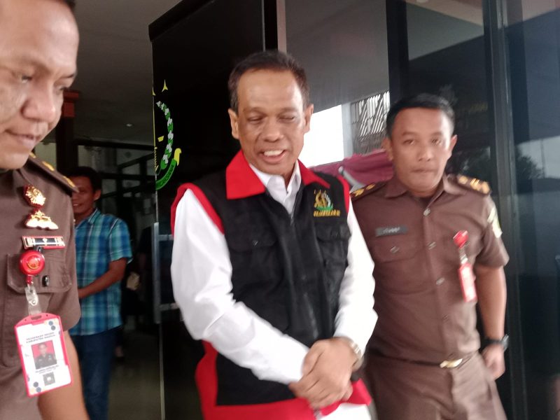 Kepala Bakesbangpoldagri Kabupaten Madiun ditahan usai ditetapkan sebagai tersangka kasus dugaan korupsi tanah proyek jalan tol tahun 2016. Foto : istimewa.