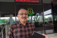 Prijono, penasihat hukum (PH) Mashudi memberikan keterangan kepada awak media usai menyerahkan berkas permohonan penangguhan penahanan kliennya di Kantor Kejaksaan Negeri (Kejari) Kabupaten Madiun, Kamis (23/1/2025) siang. 
