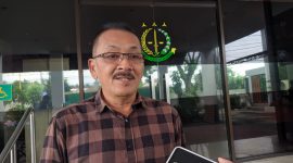 Prijono, penasihat hukum (PH) Mashudi memberikan keterangan kepada awak media usai menyerahkan berkas permohonan penangguhan penahanan kliennya di Kantor Kejaksaan Negeri (Kejari) Kabupaten Madiun, Kamis (23/1/2025) siang. 