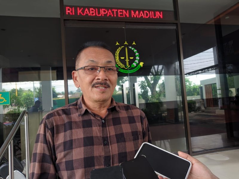 Prijono, penasihat hukum (PH) Mashudi memberikan keterangan kepada awak media usai menyerahkan berkas permohonan penangguhan penahanan kliennya di Kantor Kejaksaan Negeri (Kejari) Kabupaten Madiun, Kamis (23/1/2025) siang. 