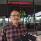 Prijono, penasihat hukum (PH) Mashudi memberikan keterangan kepada awak media usai menyerahkan berkas permohonan penangguhan penahanan kliennya di Kantor Kejaksaan Negeri (Kejari) Kabupaten Madiun, Kamis (23/1/2025) siang. 