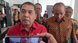 Pj. Bupati Madiun, Tontro Pahlawanto menanggapi kasus dugaan korupsi yang menjerat Kepala Bakesbangpoldagri Mashudi.
