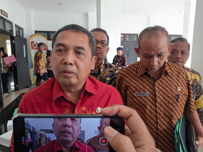 Pj. Bupati Madiun, Tontro Pahlawanto menanggapi kasus dugaan korupsi yang menjerat Kepala Bakesbangpoldagri Mashudi.
